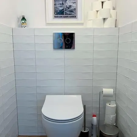 1 Stylish And Quiet In Apartment