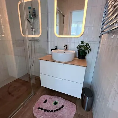 1 Stylish And Quiet In *
