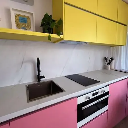 1 Stylish And Quiet In Apartment