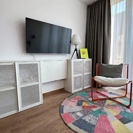1 Stylish And Quiet In Apartment